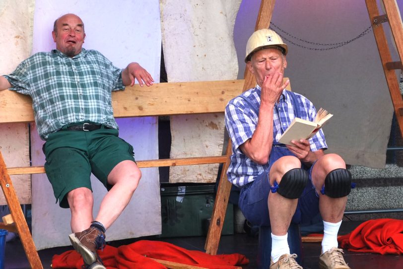 Das Wetter spielte nicht mit bei der ersten OpenAir-Veranstaltungen vor den Flottmannhallen nach der coronabedingten Schließung. im Bild:  Das Kindertheater Pappmobil mit dem Stück Drachen auf Baustelle Süd.