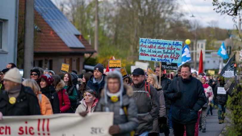 Erneute Impfgegner/Schwurbler-Demo auf dem Cranger Kirmesplatz und Demozug durch die Wanner City am Sonntag (3.4.2022).