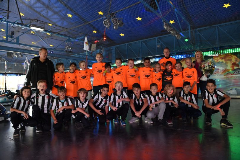 Die Spieler der D-Jugend von Armenia Holsterhausen und SV Wanne 11 mit Trainer und Dagmar Osselmann.