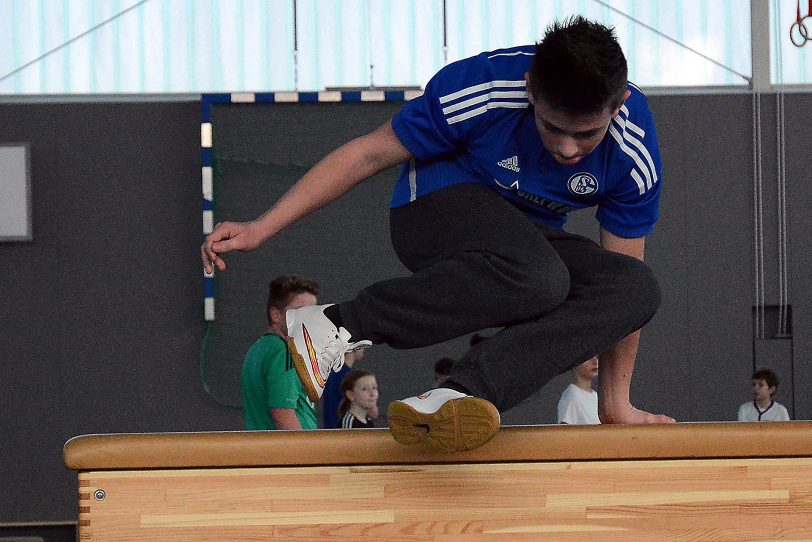 Parkour in der Halle.