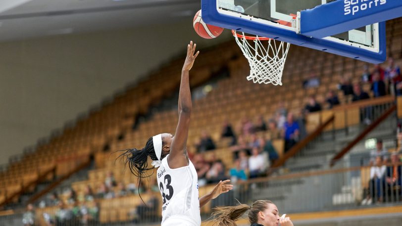 Die HTC-Damen gewinnen gegen die SNP BasCats USC Heidelberg am Sonntag (3.10.2021) mit 66:64. Im Bild Nicole Enabosi