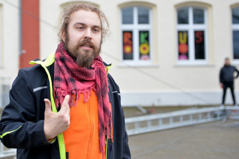 Der Kinder- und Jugendzirkus Dobbelino macht Station an der Grundschule in Holsterhausen, der Sonnenschule. Am Sonntag bauten das Zirkusteam Eltern und Lehrer das Zelt auf dem Schulhof auf.