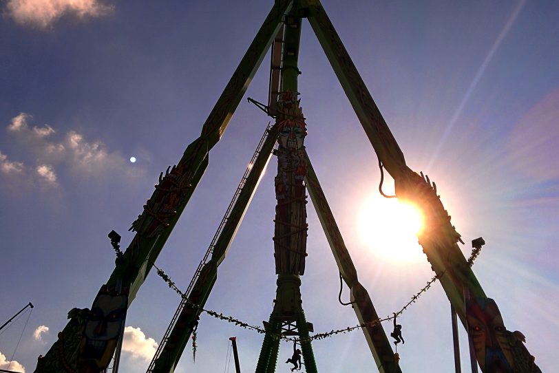 Kirmesaufbau in Crange bei Sommer, Sonne, Sonnenschein