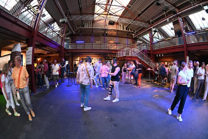 Kopfhörerparty in und vor den Flottmann-Hallen.