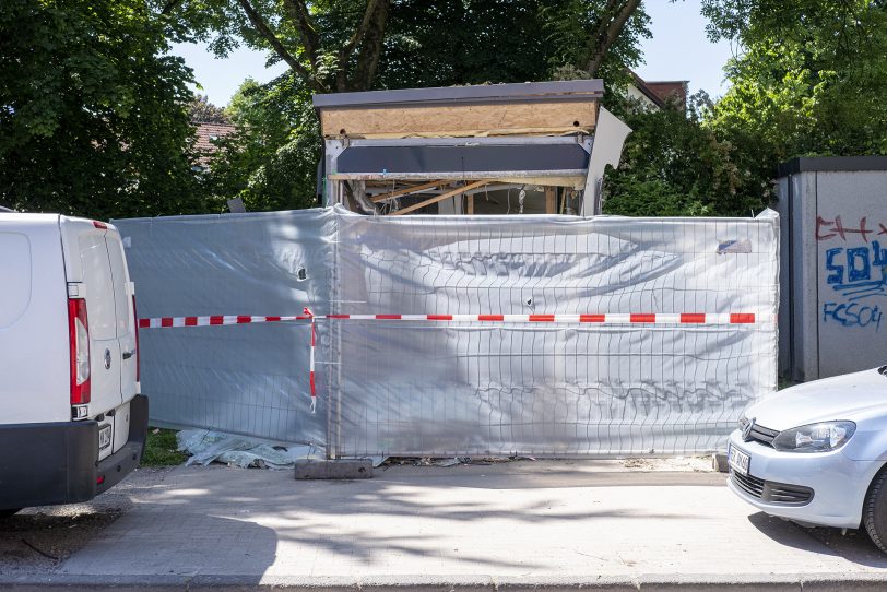 Die zerstörte SB-Geschäftsstelle Constantin der Sparkasse in Herne (NW), am Sonntag (13.06.2021). Zwei bislang unbekannte Täter hatten um 3.07 Uhr  versucht, durch eine Sprengung des Geldautomaten, Beute zu machen. Sie konnten trotz einer sofort eingeleiteten Fahndung der Polizei, mit Hilfe eines Polizeihubschraubers, unerkannt vom Tatort flüchten. Laut Polizeiangaben flogen durch die Wucht der Detonation Trümmerteile bis zu 50 m weit, parkende Autos und ein Haus in der Umgebung wurden durch Splitter beschädigt. Personen wurden zum Glück nicht verletzt.