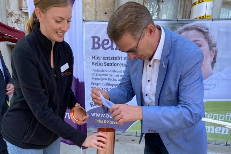 Auch an der Luisenstraße packten (v.li.) Cureus-Projektleiterin Kathrin Ufken und Bürgermeister Kai Gera unter anderem Schutzmasken in die Zeitkapsel.