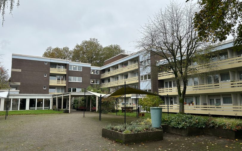 In die Jahre gekommen und es gibt zu wenig Bedarf für Pflegeplätze in Herne: Das Else-Drenseck-Zentrum der AWO im Bezirk Westliches Westfalen am Katzenbuckel wird Ende 2025 schließen. Hier sind ein Seniorenheim und Mietwohnungen. 115 Bewohner und über 100 Mitarbeiter sind von der Schließung betroffen.