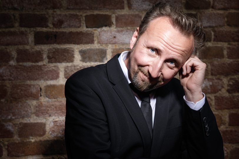 Helmut Sanftenschneider moderiert den Abend 'Tegtmeiers Erben' in 2025.