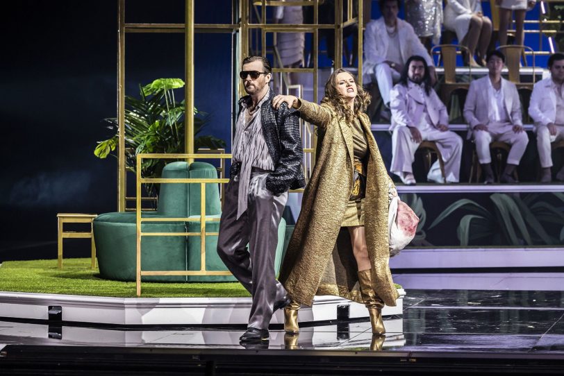 Sie kam, sah und siegte: Giulio Cesare (Anna Harvey, r., mit Roman Hoza als Achilla) mutiert in Händels Oper in Duisburg zu Giulia.