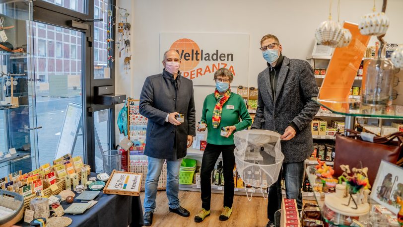 Stadtentwicklungsgesellschaft SEG brachte sechs Paletten Herner Rathaus-Honig zum Weltladen Esperanza. Im Bild SEG-Geschäftsführer Achim Wixforth, Christa Winger vom Weltladen Esperanza und Imker Tobias Büch.