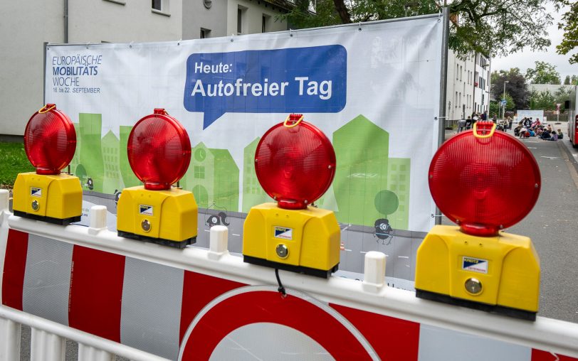 Bis hierhin für Autos und nicht weiter: Dieses Schild macht es deutlich.