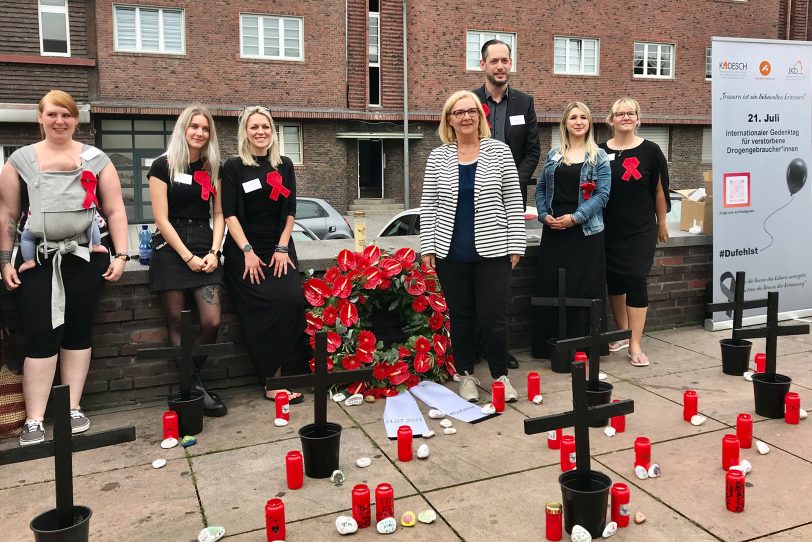 Die Verantwortlichen der Aidshilfe gedachten mit Bürgermeisterin Andrea Oehler (4.v.r.) den Verstorbenen.