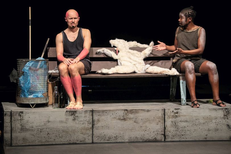 v.l. Eric Rentmeister und Xolani Mdluli in: Das platte Kaninchen.