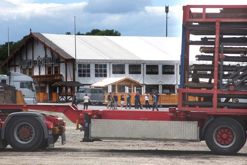 Nach der Rheinkirmes ist vor der Cranger Kirmes: Aufbau am 21. Juli 2025 auf dem Platz in Crange.
