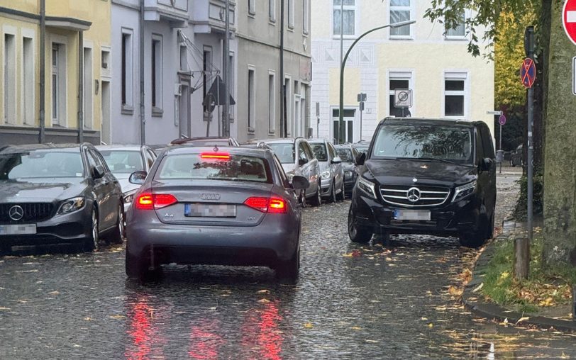 Durchfahren oder nicht? Dieser Autofahrer bremst und scheint sich noch nicht entschieden zu haben - kurz danach fuhr er durch.