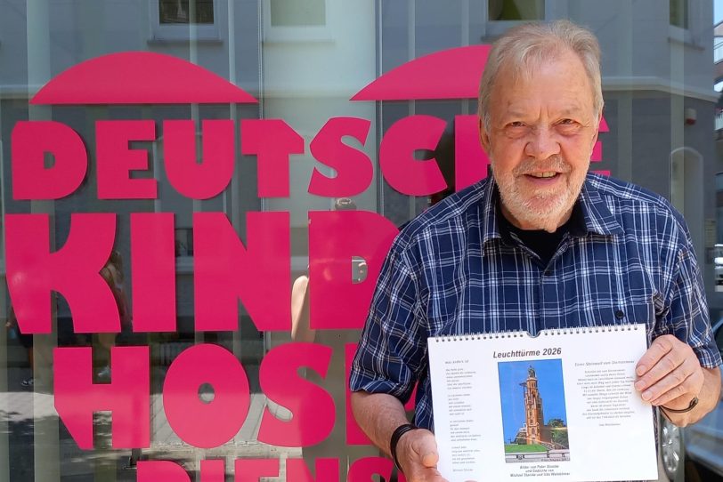 Fünf Euro aus jedem Kalenderverkauf will der Bochumer Künstler Peter Starcke erneut an die Deutschen Kinderhospiz Dienste in Bochum spenden. Seine Kalender für 2026 sind ab sofort erhältlich.