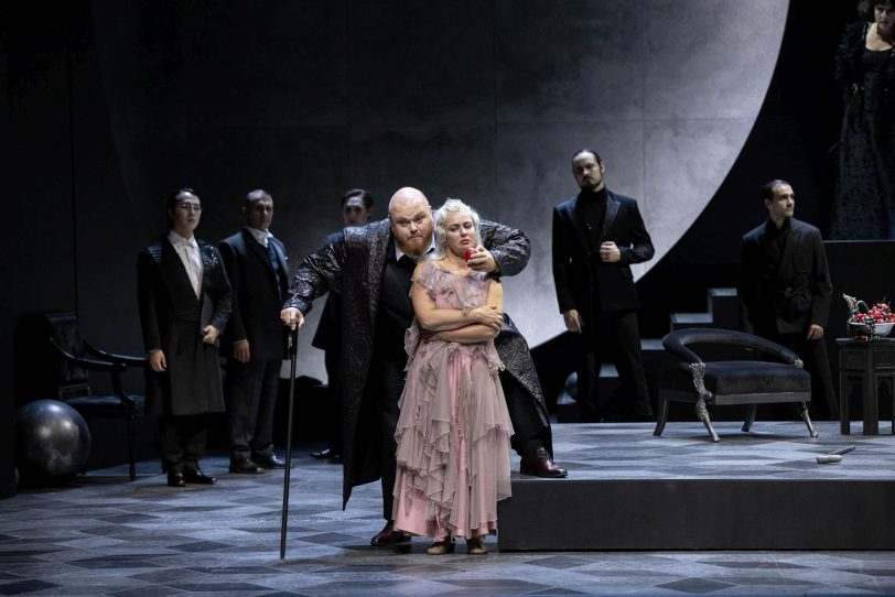 Der lüsterne Herodias (Martin Homrich) umgarnt Prinzessin Salome (Susanne Serfling, vorne) in der gleichnamigen Aufführung am Musiktheater im Revier (MiR).