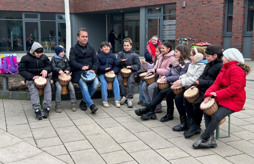 Auch Gürkan Ucan vom Kommunalen Integrationszentrum war mit seinen Trommlern von der Grundschule Jürgens Hof am start.