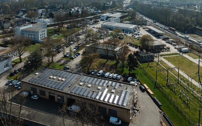 Die Dächer der Stadtwerke-Gebäude werden grüner: Immer mehr Solaranlagen finden dort Platz.