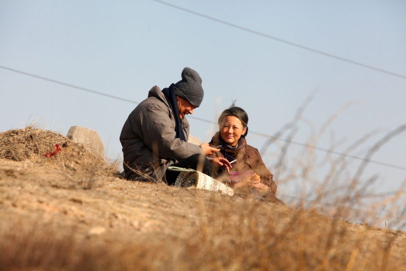 Picknick am Grab des Sohnes: die „Bären“-Preisträger Jingchun Wang und Mei Yong.