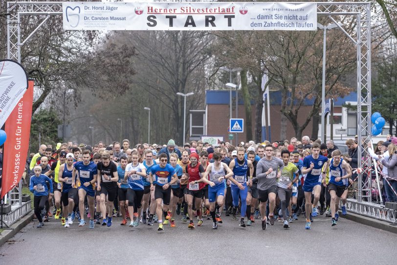 Der 41. Herner Silvesterlauf im Gysenberg in Herne: Start über die 5 km.