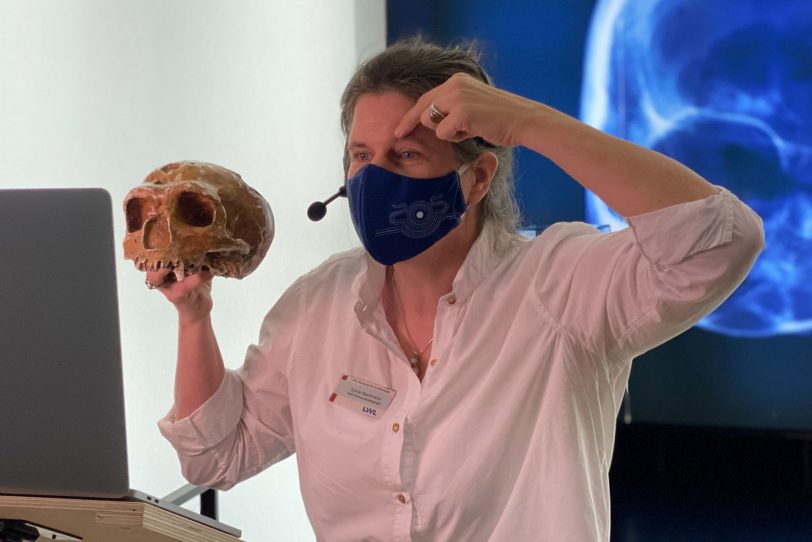 Museumspädagogin Bachmann zeigt einen 40.000 Jahre alten Schädel ganz nah.