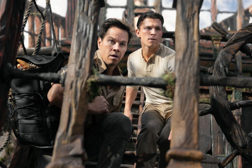 Der ehemalige US Navy-Offizier Victor „Sully“ Sullivan (Mark Wahlberg) hat den cleveren Dieb Nathan Drake (Tom Holland) zur Schatzsuche angeworben.