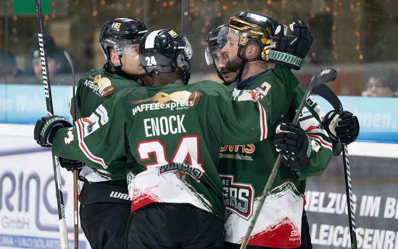 Wichtiger Sieg: (v.li.) Fabian Nifosi, Hugo Enock, Nick Ford und Marc Hofmann im Spiel gegen die Black Dragons Erfurt.