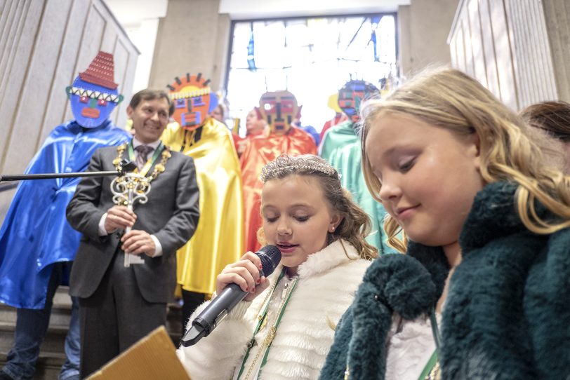 Die Narren der Herner Karnevalsgesellschaft (HeKaGe) stürmen am Donnerstag (28.02.2019) das Rathaus in Herne (NW) und entwenden Oberbürgermeister Dr. Frank Dudda den Rathausschlüssel.