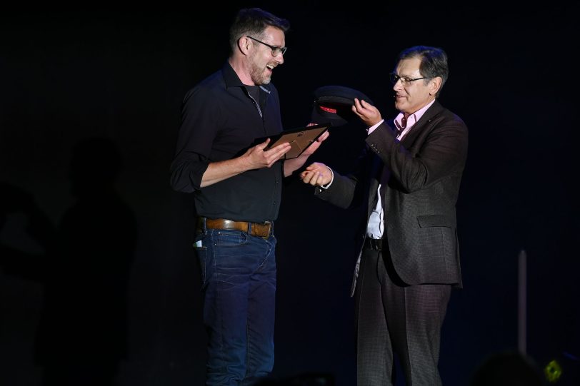 Oberbürgermeister Dudda übergibt den Publikumspreis an Sacha Thamm