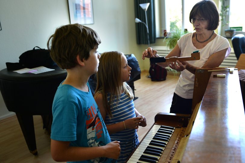 Sigrid Eul beim Klavierpuzzle mit Emily und Micha.