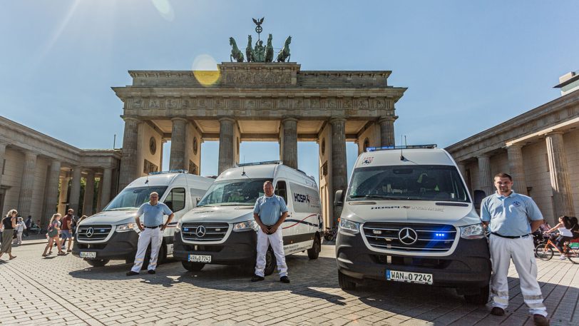 HospiTrans mit den drei neuen Fahrzeugen vor dem Brandenburger Tor in Berlin.