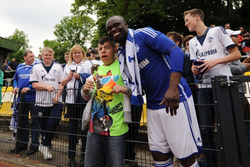 Gerald Asamoah nahm sich nach dem Spiel noch Zeit für seine Fans