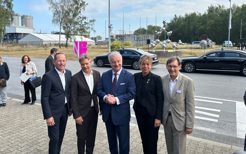 Bundeswirtschaftsminister Robert Habeck (2.v.l.) besucht das Evonik-Werk in Herne und informiert sich über neue Wasserstoff-Technologien. Mit dabei (v.li.) Thomas Wessel (Evonik Personalvorstand), Christian Kullmann (CEO Evonik), Mona Neubaur (Grüne, NRW-Wirtschaftsministerin) und OB Dr. Frank Dudda.