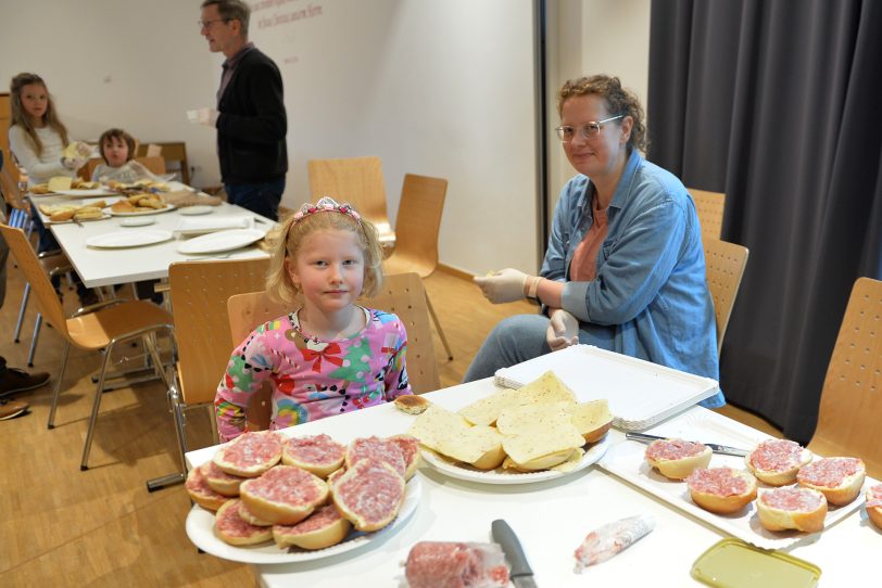 Die Aktion des CVJM Herne 'Heilig Abend nicht allein': Kurze Pause an der 'Brötchenstraße.