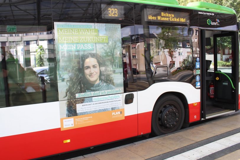 Buswerbung der Einbürgerungskampagne.