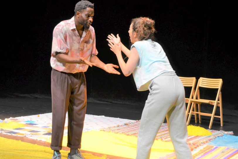 Theater Kohlenpott „Ich lieb dich!“. Emmanuel Edoror und Roxana Safarabadi in der sehr körperbetonten Inszenierung