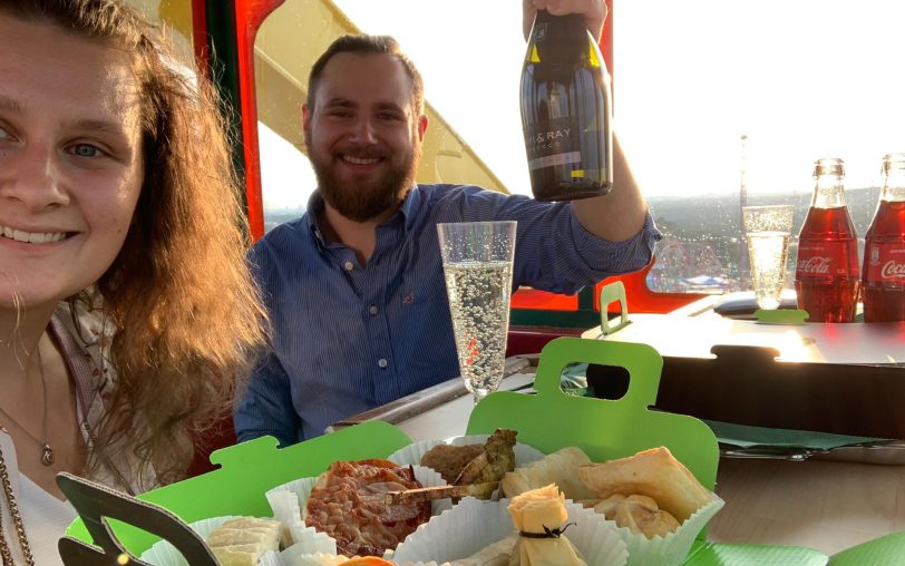 Müssen vorerst auf ein weiteres Anstoßen durch die Crange Erlebnisse verzichten: Constanze Przybyl (li.) mit ihrem Mann Fabian beim Picknick im Riesenrad im Jahr 2022.