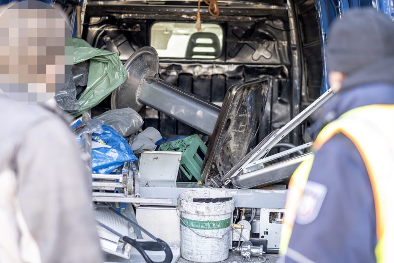 Tür auf, Unrat hinein. Fertig. Polizeibeamte staunten ein um's andere mal.