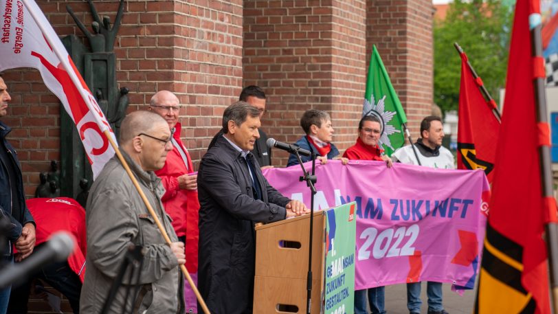 1. Mai-Kundgebung 2022 auf dem Rathausplatz. Am Rednerpult Oberbürgermeister Dr. Frank Dudda.