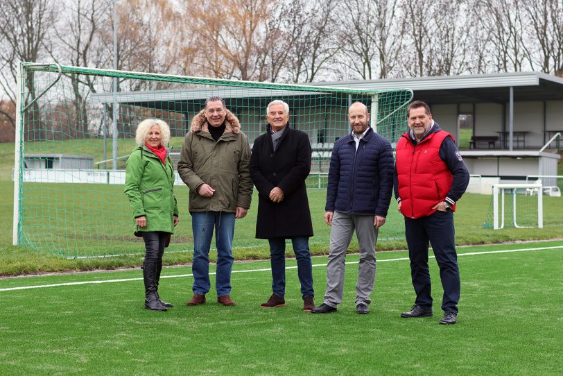 Besuch beim SV Sodingen: (v.li.) Gabriele Przybyl (SPD-Sprecherin im Sportausschuss), Udo Sobieski (SPD-Fraktionsvorsitzender), Dr. Veselko Jovanovic (Ehrenvorsitzender SV Sodingen), Andreas Reifschneider (SPD-Stadtverordneter Holthausen) und Martin Kortmann (Vorsitzender des Sportausschusses)