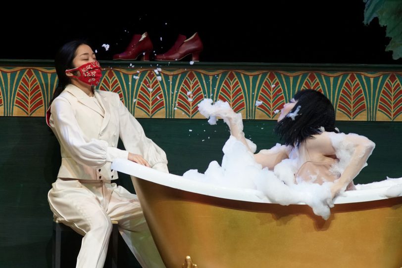 Cäsar (Rina Hirayama) und Cleopatra (Dongmin Lee) in Händels „Giulio Cesare“.