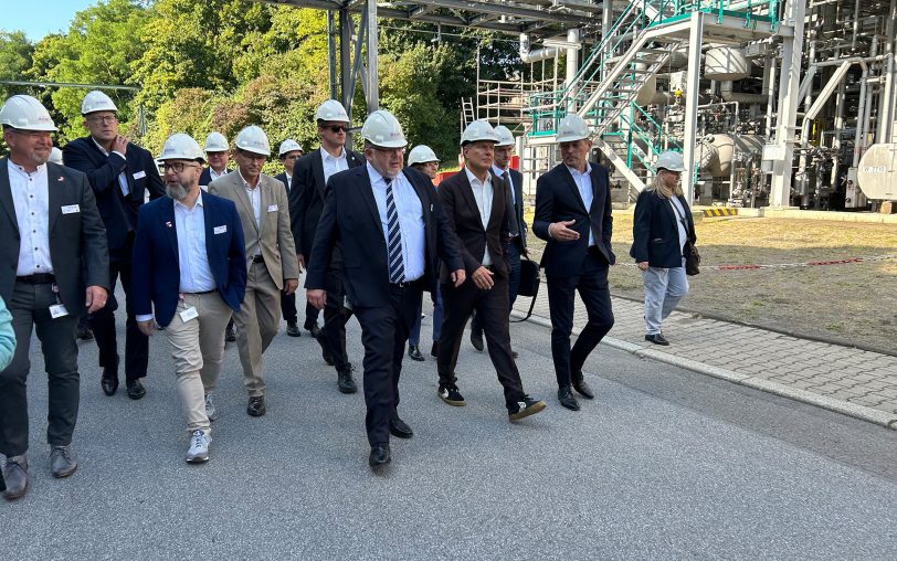 Bundeswirtschaftsminister Robert Habeck besucht das Evonik-Werk in Herne und informiert sich über neue Wasserstoff-Technologien.