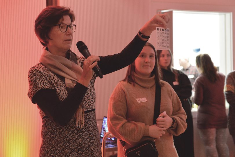 Margret Springkämper lockt zum Bingo-Spiel: Feier im Ludwig-Steil-Forum.