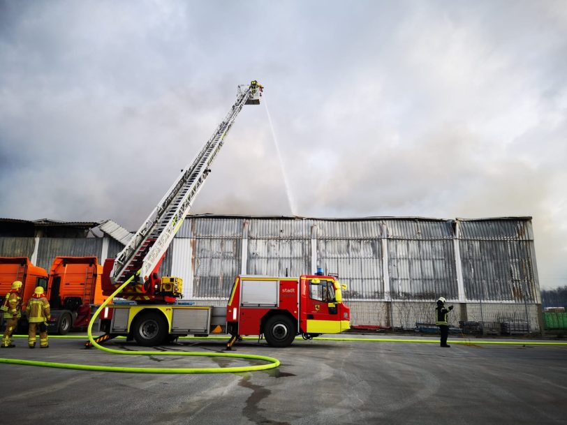 Einsatz einer Drehleiter der Berufsfeuerwehr Herne bei dem Lagerhallenbrand.