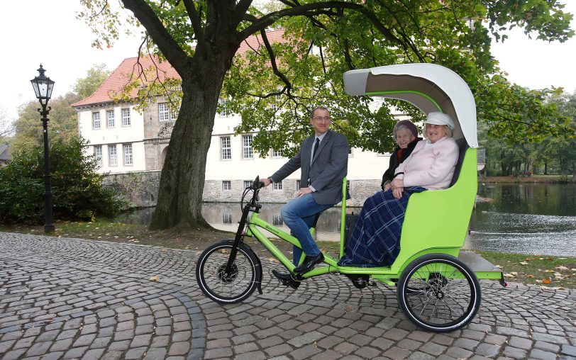 Das Sommerfest der Widumer Höfe bietet unter anderem Rikschafahrten an.