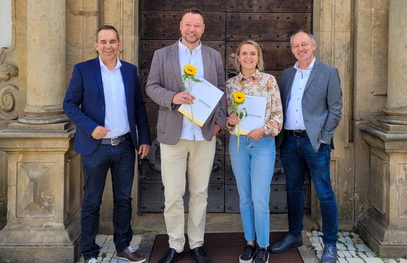 Caritas-Vorstand Ansgar Montag (links) und Bernd Zerbe (rechts), Bereichsleiter Soziale Dienste, freuen sich mit Christian Rhode und Monika Staszczak über den erfolgreichen Abschluss der Qualifizierung.