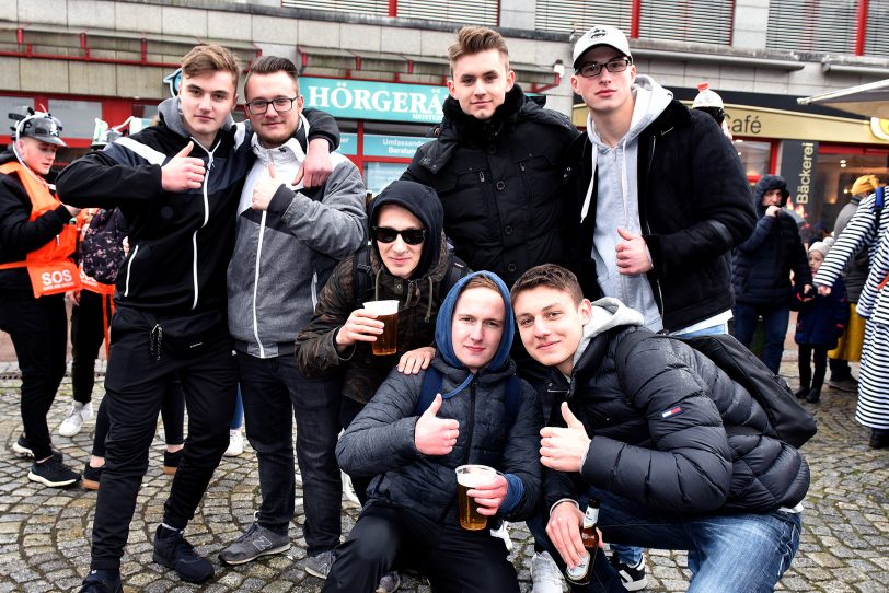 Der Rosenmontagszug am Robert-Brauner-Platz.