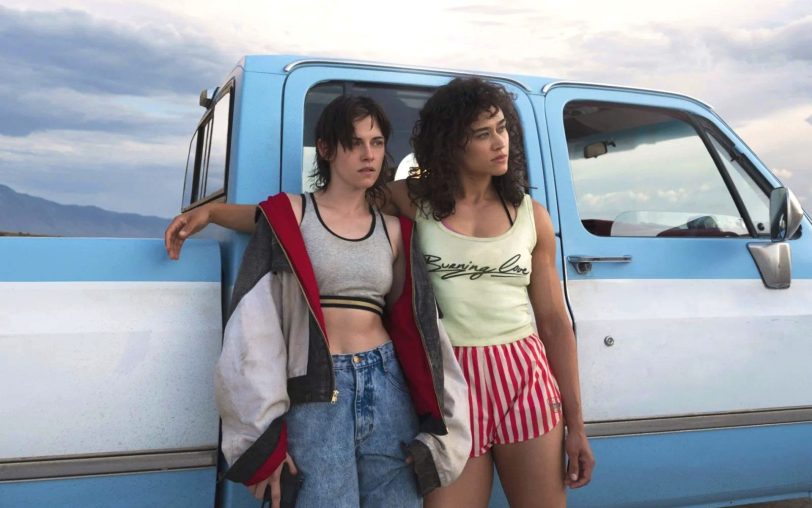 Kristen Stewart und Katy O'Brian im Thriller „Love lies bleeding“ der jungen Regisseurin Rose Glass, der zum Filmforum-Finale ab 10. November 2024 gezeigt wird.