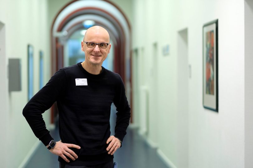 Sozialarbeiter Lutz Bittner leitet seit zehn Jahren die Angehörigenreihe des LWL-Universitätsklinikums Bochum. Foto: